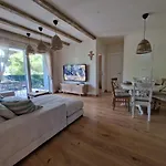 Mia La Verna *
